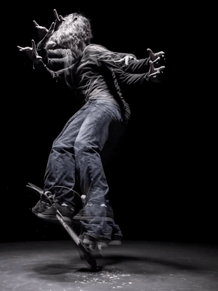Une imagine en noir et blanc de Rodney Mullen lors du tournage du Liminal