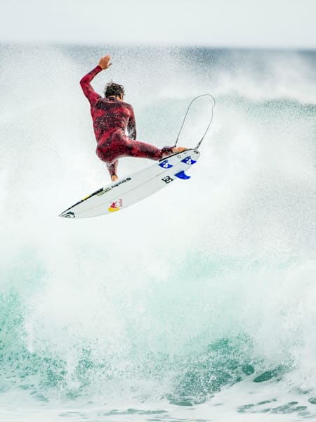 Leonardo Fioravanti surfando em Margaret River