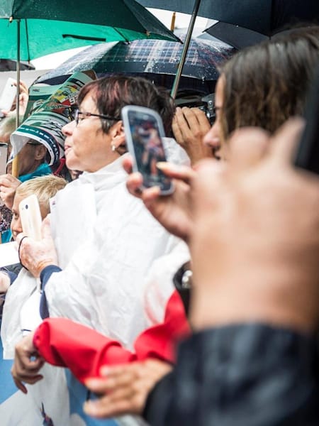 Marc Márquez knipst Selfies mit seinen Fans