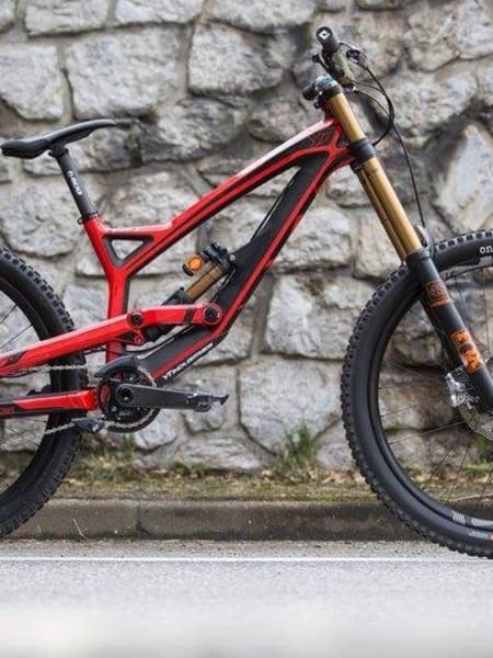 La YT Tues CF Pro de Aaron Gwin con cuadro de fibra de carbono.