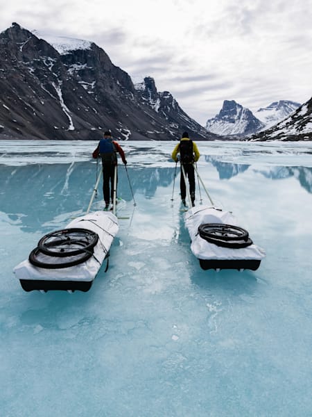 バフィン島を進むステファン・グロワツ バフィン島を進むステファン・グロワツ