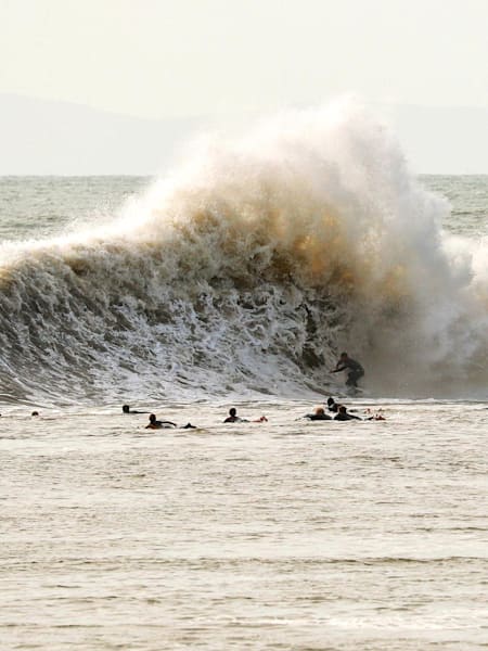 El surfista Yadin Nicol en Sandpit, California, (EE.UU).