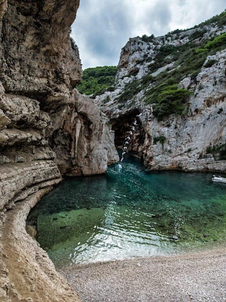 Orlando Duque v tajné laguně Stiniva Vis a Cliff Diver Orlando Duque