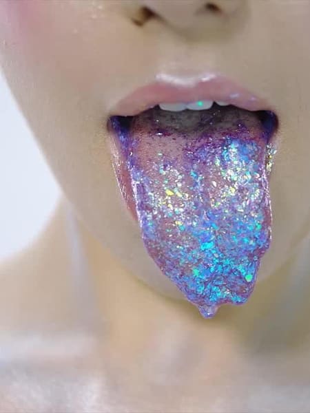 Посмотри очень странное видео Little Big's Hateful Love