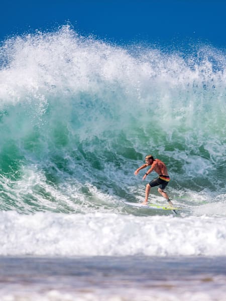 Mick Fanning en una ola en la Gold Coast de Australia.