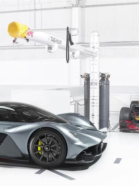 Aston Martin Valkyrie è la nuova hypercar firmata Aston Martin e Red Bull presentata al Salone di Ginevra 2017. Ecco le foto