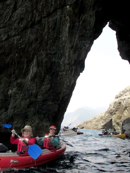 穿過海蝕洞還需看天氣和水流，若風浪太大，有機會撞向石壁