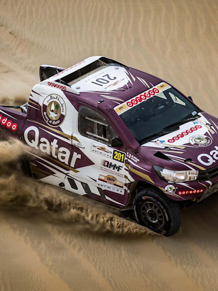 Nasser Al-Attiyah durante la segunda etapa del Cross Country Rally Ad-Dauha 2017.