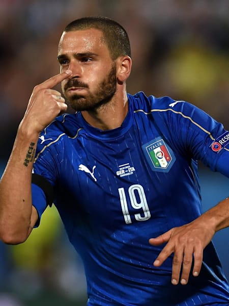 Leonardo Bonucci Juventus'tan, Milan'a transfer olan Leonardo Bonucci, İtalya milli takımı formasıyla.