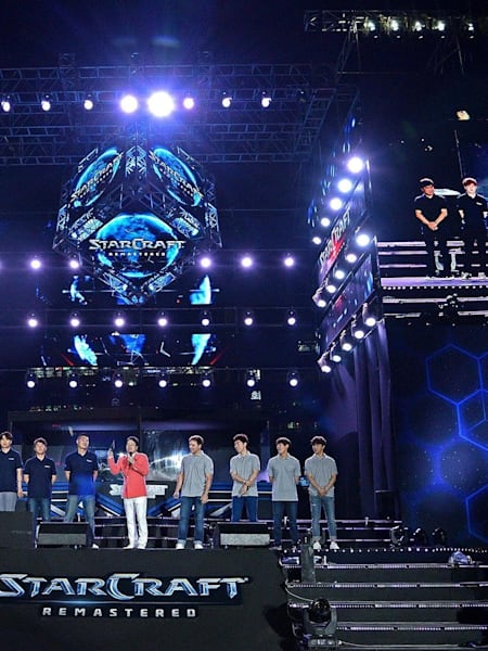 Long-time pro StarCraft players line up on stage A photo of the stage from the StarCraft Remastered GG Together Korean launch event