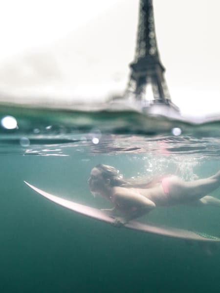 Alison Teal pratica surf a Parigi