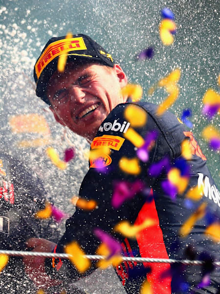 Max Verstappen jubler over seier i Mexico.