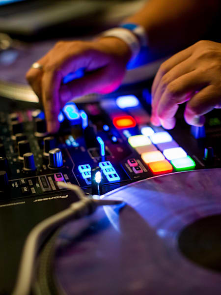 Watch the handiwork of a Red Bull 3Style competitor in Curitiba, Brazil.