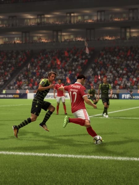 Andrija Živković puts in a right-wing cross in a game of FIFA 18.