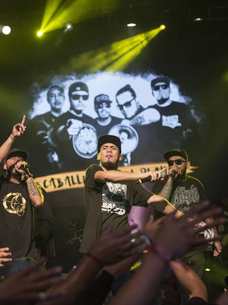 Serko Fu y Caballeros del Plan G en una actuación de rap durante la final nacional mexicana de Batalla de los Gallos 2017 en Monterrey.