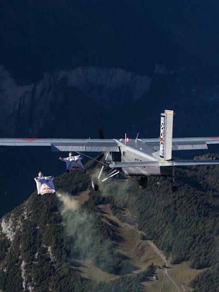 Los Soul Flyers realizaron un salto BASE a un avión en movimiento en el proyecto: A Door In The Sky.