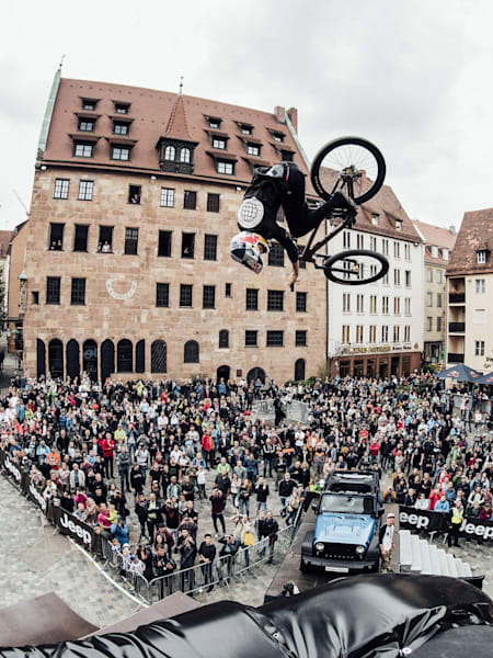Emil Johansson en VTT slopestyle lors de la compétition Red Bull District Ride 2017 à Nuremberg.