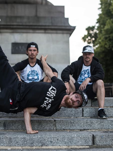 Trupa de acrobați OK WorldWide