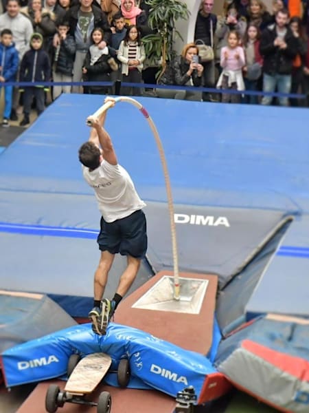 Le skateur et perchiste Baptiste Boirie a battu le record du monde de saut à la perche en skate !