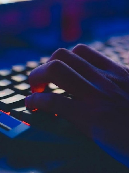 Imagen de un gamer jugando a PC