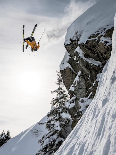 Der Freerider fliegt, der Helm sitzt.