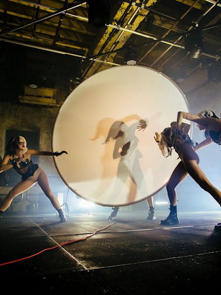 Four dancers accompanied Alice on stage