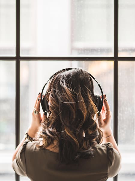 Escuchar música en el trabajo es una práctica muy popular.