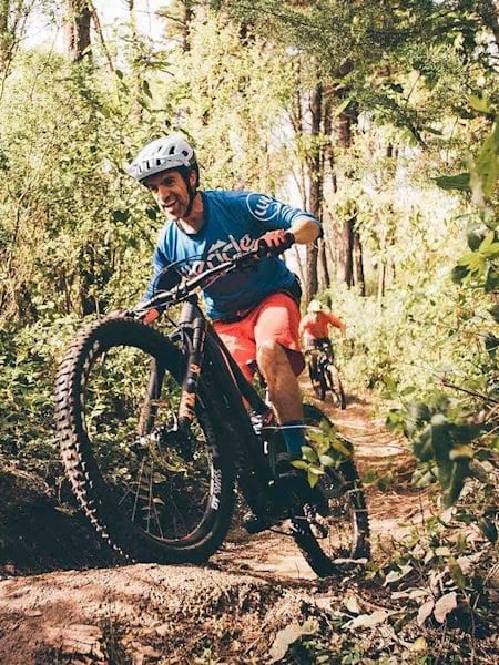 Durch dichte Wälder - der Küste nicht fern.