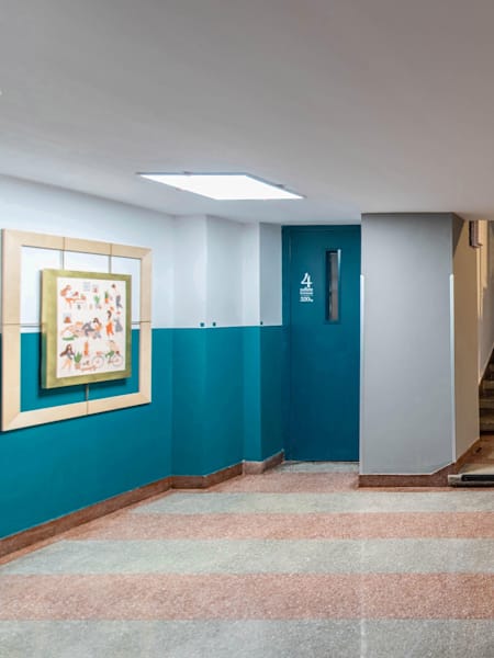 Blocul Liric din București este primul care a beneficiat de un makeover al Asociației Designers, Thinkers, Makers.