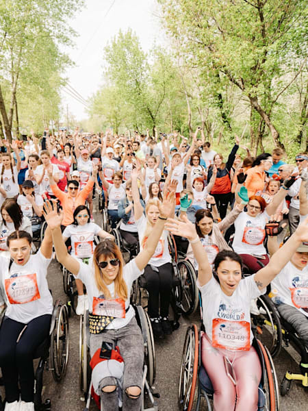 Des participants de la course Wings for Life World Run à Kiev, en Ukraine.