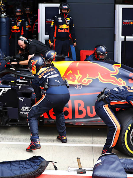 Le pilote Red Bull Racing Max Verstappen fait un arrêt au stand au Grand Prix de F1 de Grande-Bretagne.