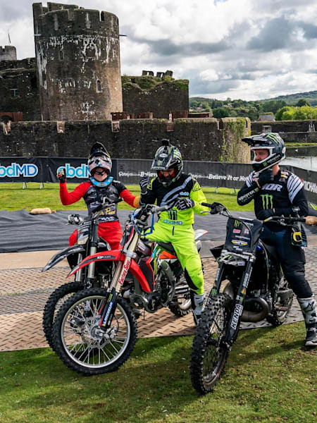 Double Backflip Train mit drei Fahrern - ein Novum!