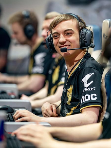 Le joueur Rasmus « Caps » Winther mid laner de l'équipe européenne G2 Esports joue lors d'un match des phases de groupe des Worlds 2019 de League of Legends.
