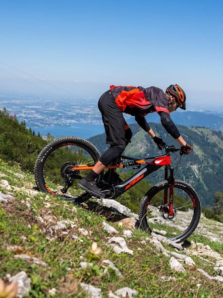 Il nuovo top di gamma eEnduro di casa KTM, con triangolo anteriore in carbonio.