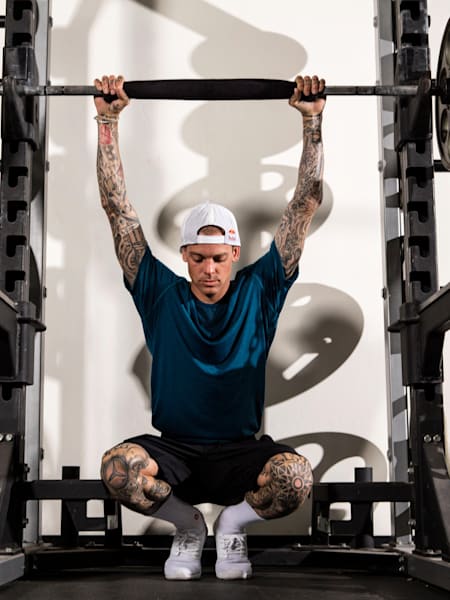 Le skateboarder professionnel Ryan Sheckler utilise une machine de musculation lors d'un entraînement en 2017.