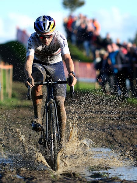 Le britannique Thomas Pidcock roule lors d'une compétition de cyclo-cross sur un circuit à Ardooie en Belgique en octobre dernier.