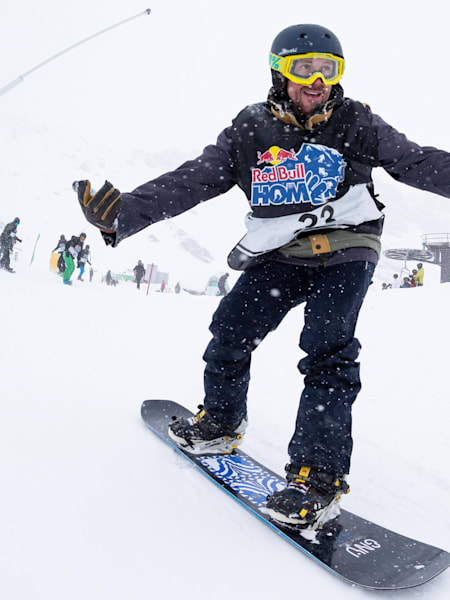 Quel est ton niveau en snowboard ? Un snwoboardeur descend la piste du Red Bull Homerun 2019 en snowboard.
