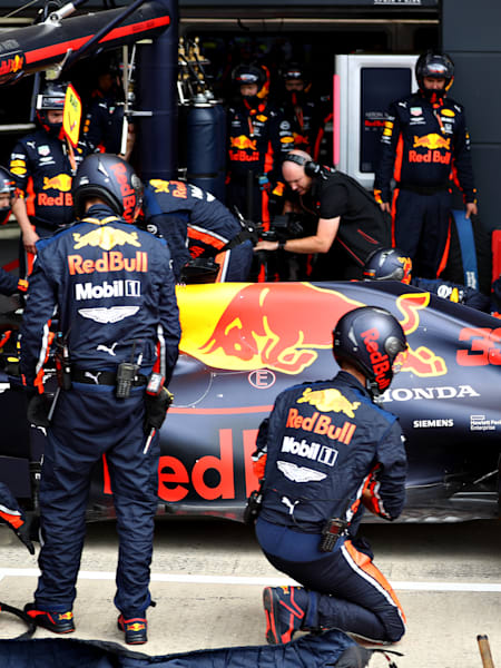 The "little hands" of the Red Bull Racing Team are busy in the F1 paddock. What are the jobs in the Formula 1 paddock?