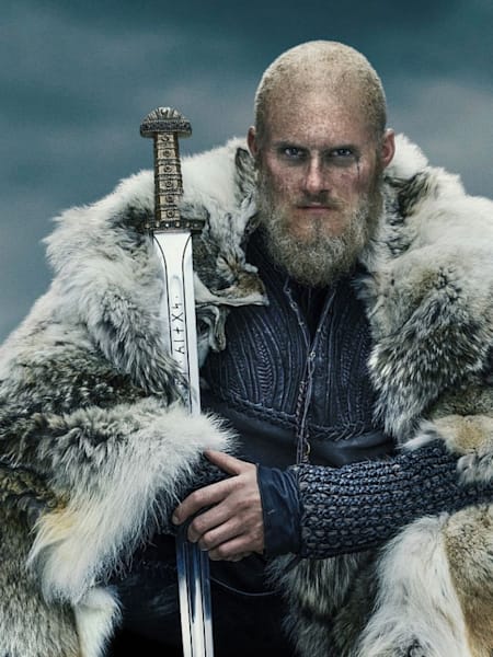 Björn Eisenseite als König von Kattegat in Vikings Staffel 6. Wir verraten euch, mit welchen Wikinger-Spielen ihr euch auf das große Serienfinale vorbereiten könnt.