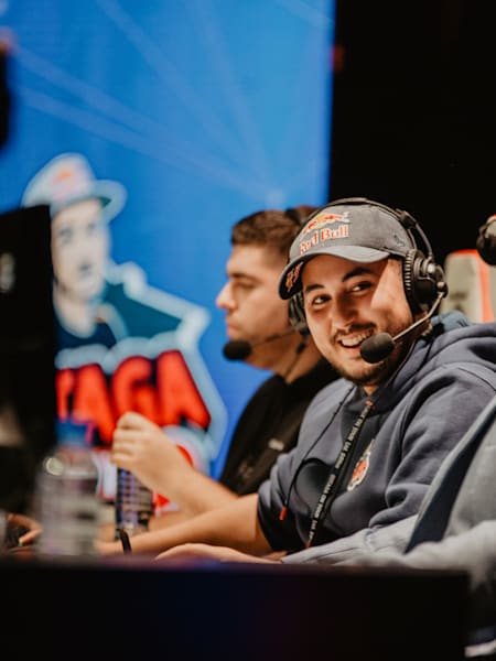 Le streamer et joueur français Gotaga joue aux jeux vidéo sur la scène du Gotaga On Tour à Marseille en France en 2019.