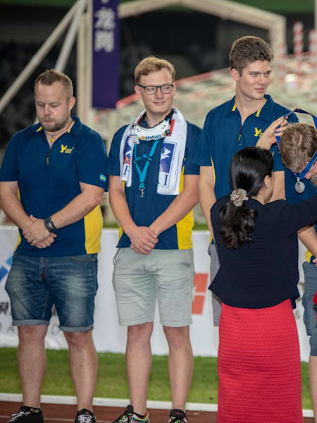 Viggo and the National team receiving their silver medal in the World Cup