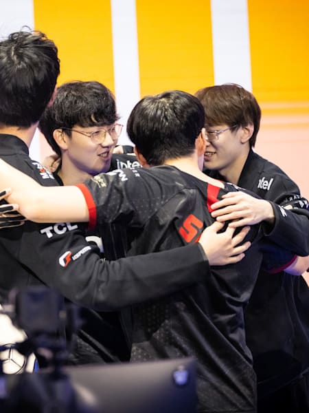Edward Gaming se abraza de cara a la final de los Worlds 2021.