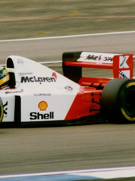 Le pilote de Formule 1 Ayrton Senna roule au volant de sa monoplace McLaren.