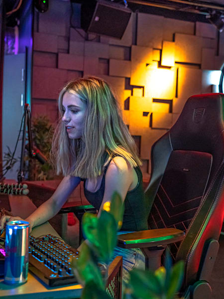 Anna Cramling streaming from the Gaming Sphere