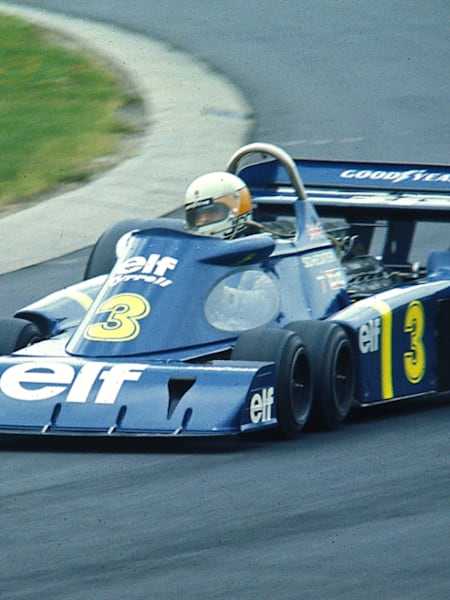 Le pilote automobile sud-africain Jody Scheckter roule au volant de la monoplace de Formule 1 P34 de Tyrrell.