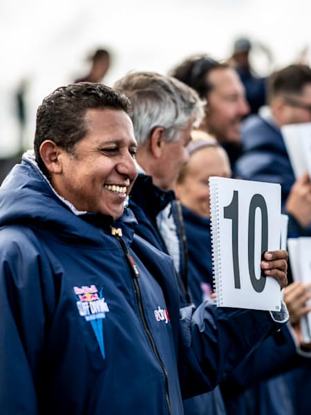 El juez mexicano Antonio Martínez muestra su puntuación durante la cuarta parada de las Series Mundiales de Red Bull Cliff Diving en Downpatrick Head, Irlanda, el 12 de septiembre de 2021.