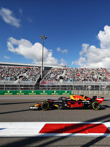 Болид Red Bull Racing Honda во время Гран-при России 2020