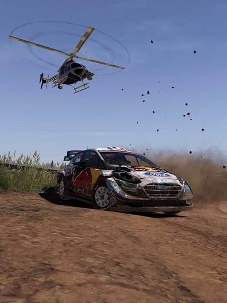 Screenshot aus WRC 10 zeigt den Ford Fiesta von Adrien Fourmaux, während ein Hubschrauber über ihm kreist. In unserem WRC 10 Guide liefern wir euch Tipps und Tricks zum Spiel