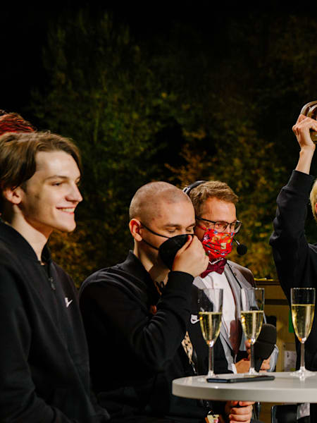 TORONTOTOKYO поднимает трофей Aegis of Champions после победы на TI10