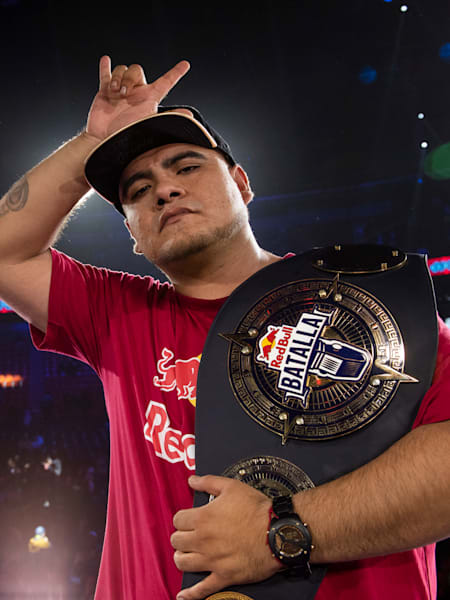 Aczino, el Tricampeón de Red Bull Batalla en 2022 con su cinturón